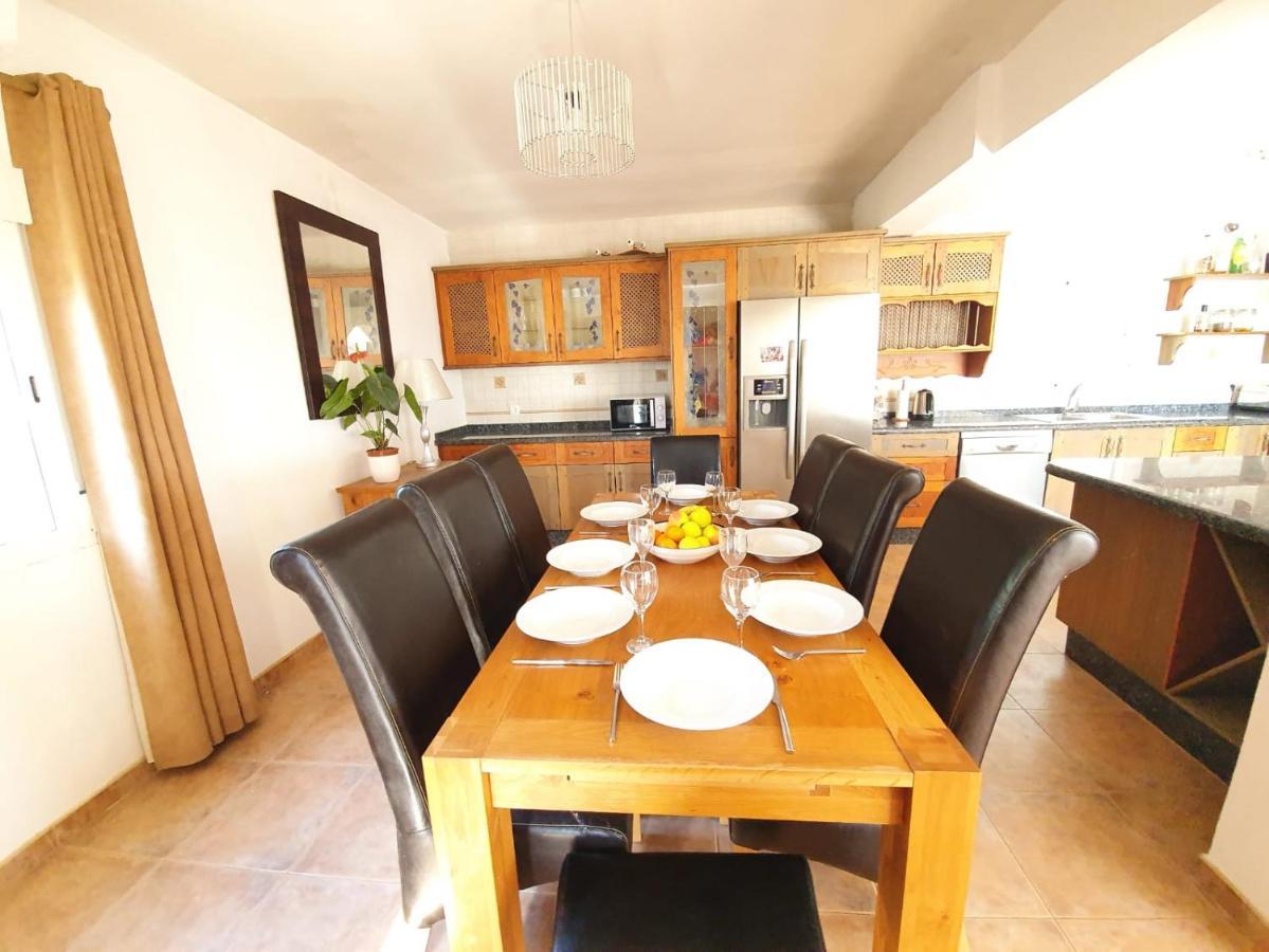 Seaside Villa: 5-Bedroom Retreat with Pool and Ocean Views Manilva Exterior photo